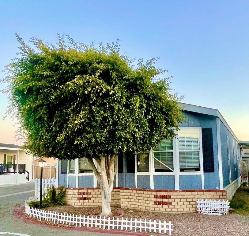 Fenced Corner Lot with New Stainless Steel Appliances!    This - Beach Home for sale in Huntington Beach, California on Beachhouse.com