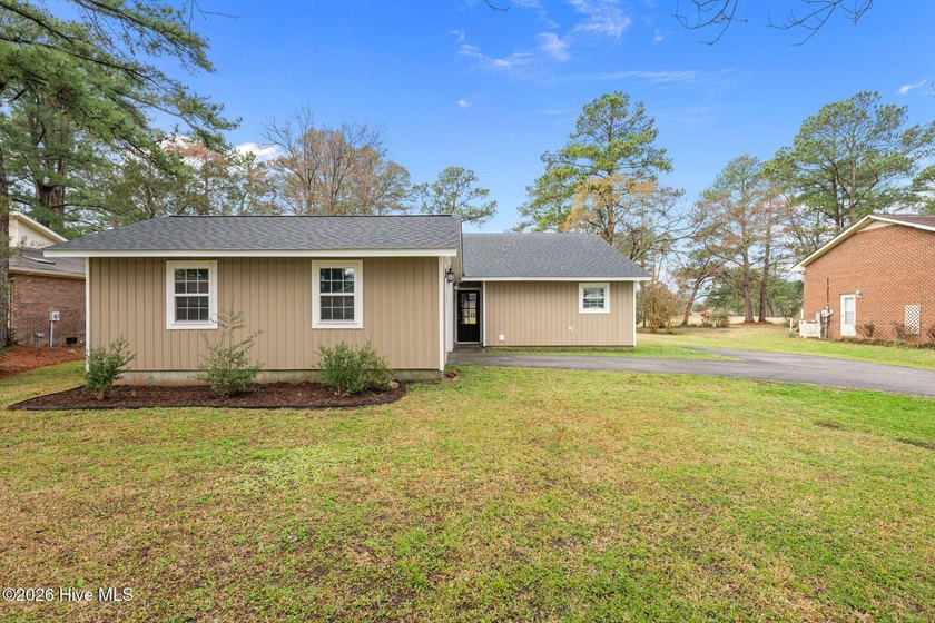 Move right into this beautifully renovated 3 bedroom, 2 bathroom - Beach Home for sale in New Bern, North Carolina on Beachhouse.com