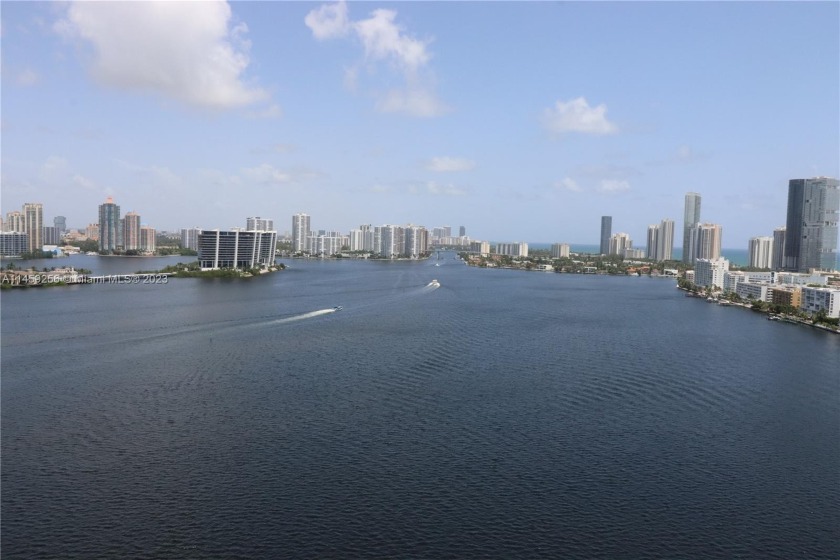 EXPANSIVE 24TH FLOOR CORNER PENTHOUSE WITH SUPERB FULL PANORAMIC - Beach Condo for sale in Sunny Isles Beach, Florida on Beachhouse.com