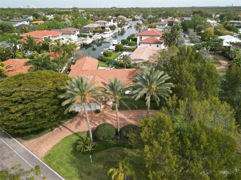 This Sophisticated and elegant residence offers over 5,000 sq ft - Beach Home for sale in Coral Gables, Florida on Beachhouse.com