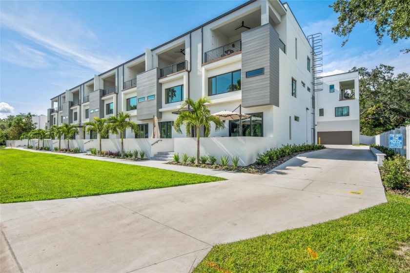 FURNISHED/TURN-KEY, Larger End Unit with extra windows, light & - Beach Townhome/Townhouse for sale in Tampa, Florida on Beachhouse.com