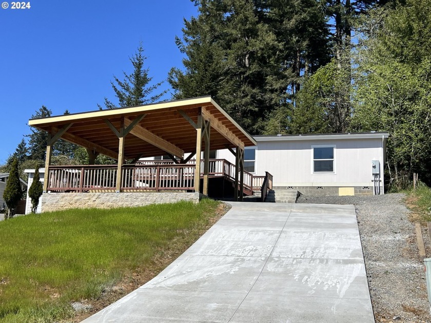 Welcome to your brand new home! This manufactured home sits - Beach Home for sale in Brookings, Oregon on Beachhouse.com