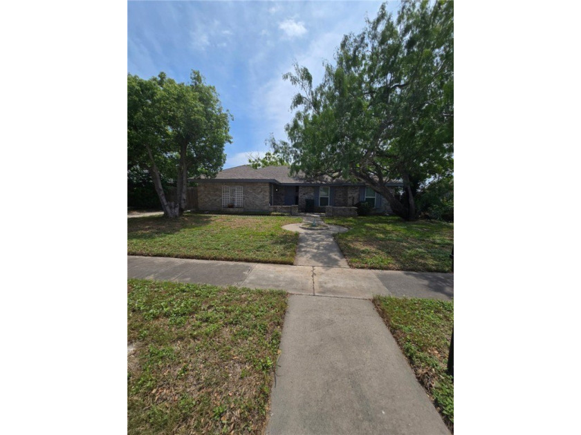 This well-kept 3-bedroom, 2-bath home offers 1,779 square feet - Beach Home for sale in Corpus Christi, Texas on Beachhouse.com