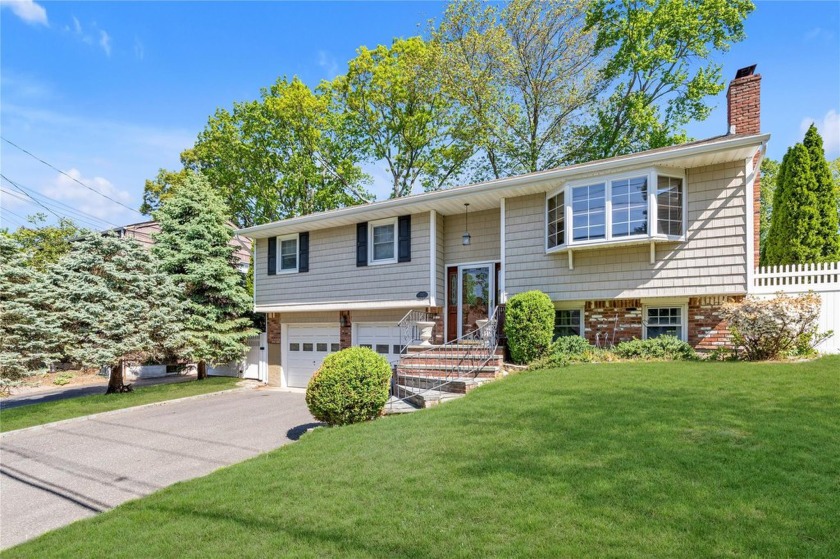 Coastal Comfort  Convenience in Beautiful Bayville!
Live the - Beach Home for sale in Bayville, New York on Beachhouse.com