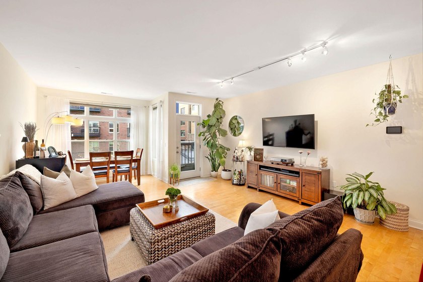 Sophisticated, light-filled top-floor corner residence with an - Beach Condo for sale in Milwaukee, Wisconsin on Beachhouse.com