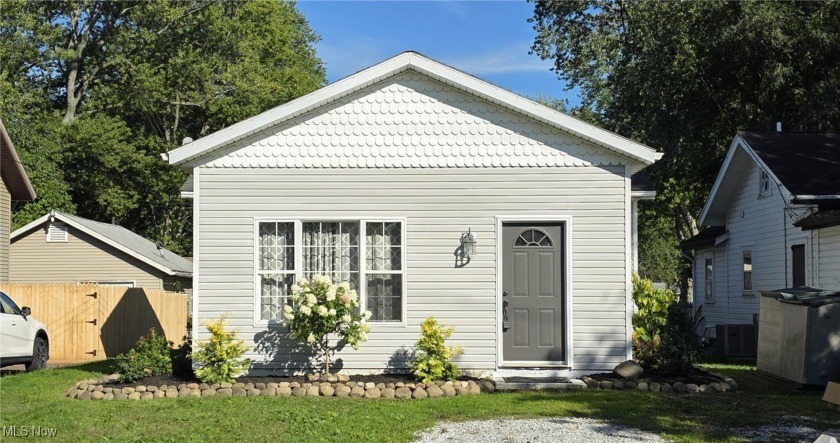 Welcome to this cozy 2-bedroom, 1-bathroom single-family ranch - Beach Home for sale in Madison, Ohio on Beachhouse.com