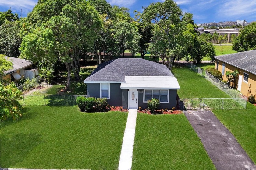 Freshly renovated Delray Beach gem! The open-concept kitchen - Beach Home for sale in Delray Beach, Florida on Beachhouse.com