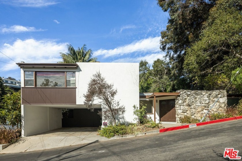 Most likely designed by Kenneth Lind, this house offers a - Beach Home for sale in Santa Monica, California on Beachhouse.com