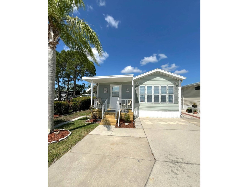 Enjoy the Florida lifestyle in this delightful 2-bedroom, 1-bath - Beach Home for sale in Bradenton, Florida on Beachhouse.com