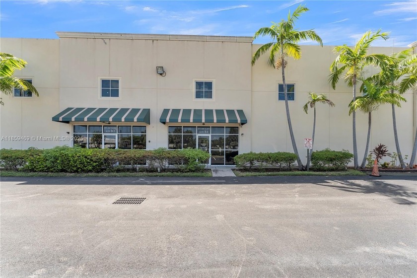One of kind Office/Warehouse space (3,296sqft) at Pompano - Beach Commercial for sale in Pompano Beach, Florida on Beachhouse.com