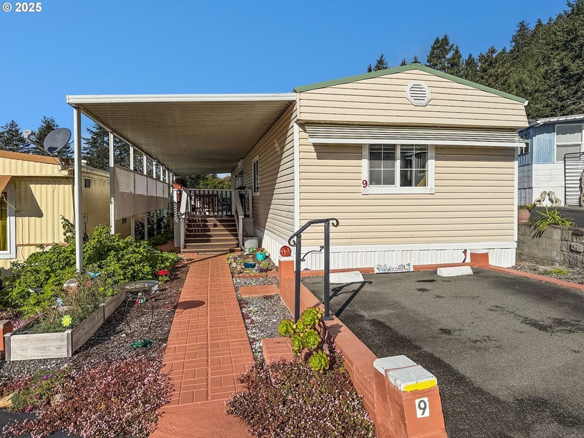 Charming very well-maintained, move-in ready home in a desirable - Beach Home for sale in Brookings, Oregon on Beachhouse.com