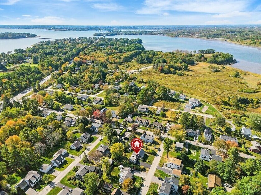 A Gem Ripe for Finding! Smart, tidy and ready for you to move - Beach Home for sale in Falmouth, Maine on Beachhouse.com