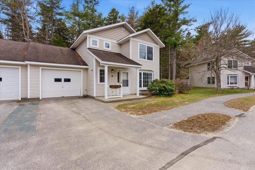 Well, maintained three bedroom, 2.5 bath end-unit Townhouse in - Beach Townhome/Townhouse for sale in Brunswick, Maine on Beachhouse.com