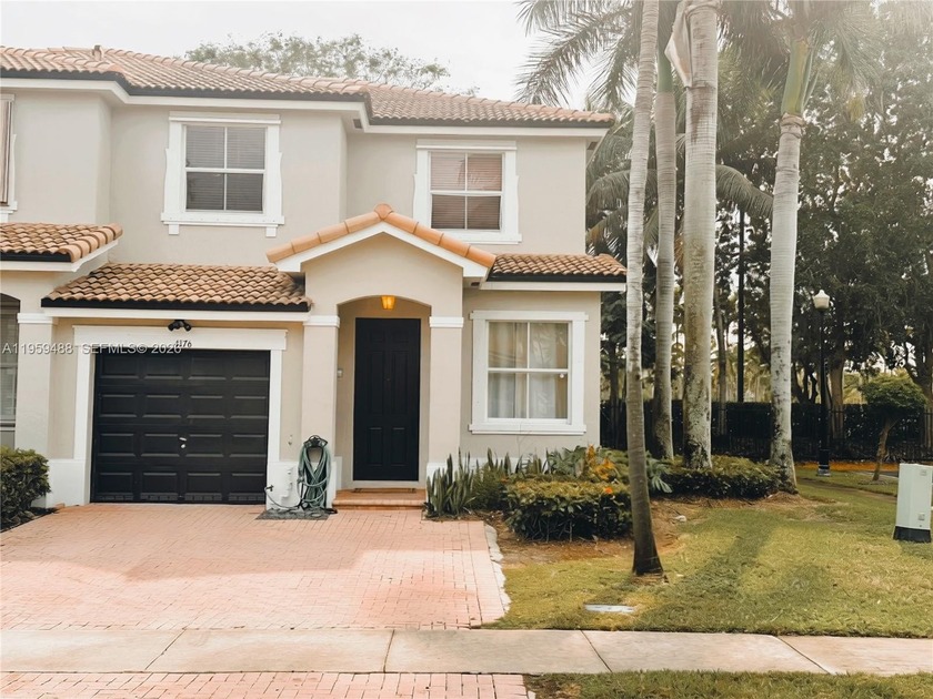 Imagine a lovely 3-bedroom, 3-full bathrooms corner townhome - Beach Townhome/Townhouse for sale in Homestead, Florida on Beachhouse.com