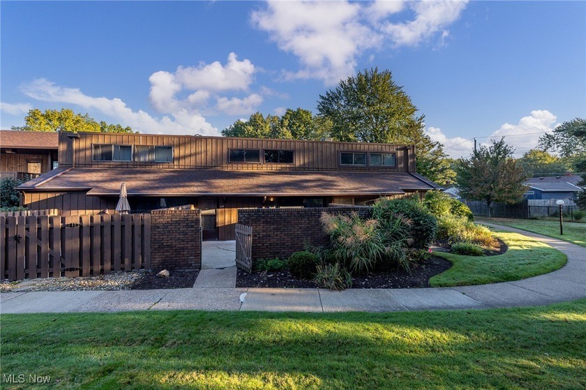 Absolutely Beautiful and Move in Ready Townhouse Style Condo - Beach Condo for sale in Avon Lake, Ohio on Beachhouse.com