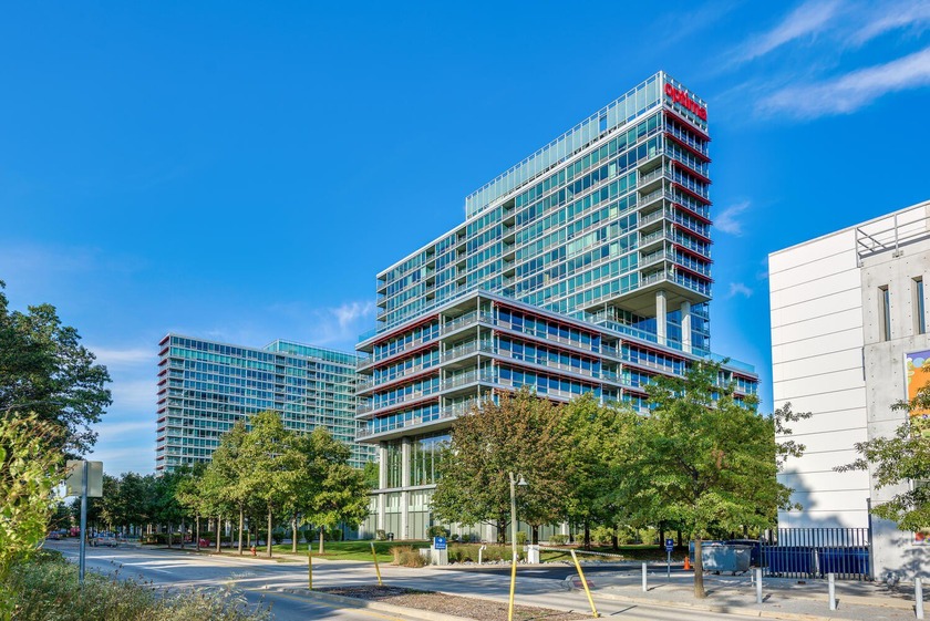 Rarely available, 3-bedroom, 2-bathroom corner unit with floor - Beach Condo for sale in Skokie, Illinois on Beachhouse.com