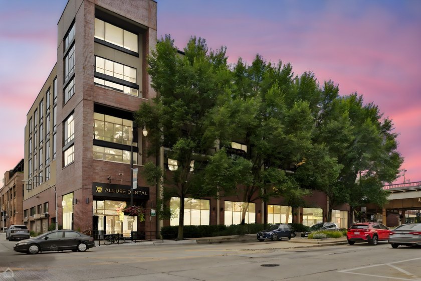 Beautifully Renovated Penthouse in the Heart of Ravenswood! Step - Beach Condo for sale in Chicago, Illinois on Beachhouse.com