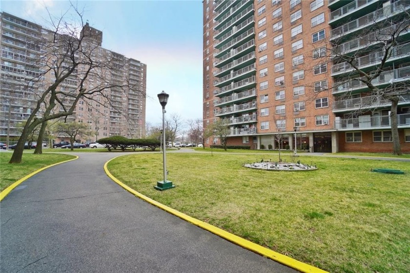 Great and rare opportunity to own a Waterview Towers Co-Op - Beach Apartment for sale in Brooklyn, New York on Beachhouse.com