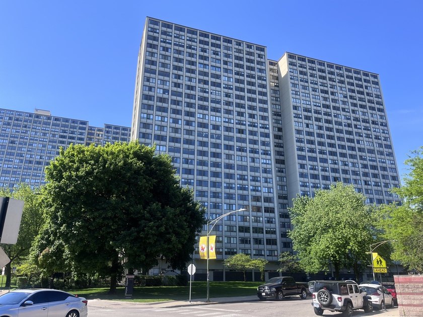 Discover sophisticated city living in this spacious 2-bedroom - Beach Condo for sale in Chicago, Illinois on Beachhouse.com