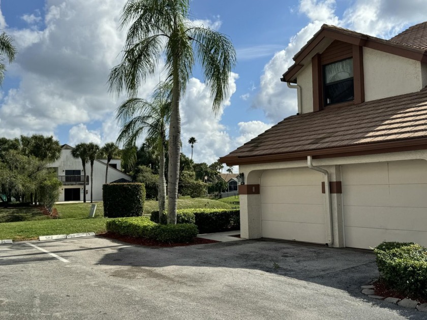 This Charming 2 bedroom/ 2 bathroom 1 garage corner unit offers - Beach Condo for sale in Wellington, Florida on Beachhouse.com