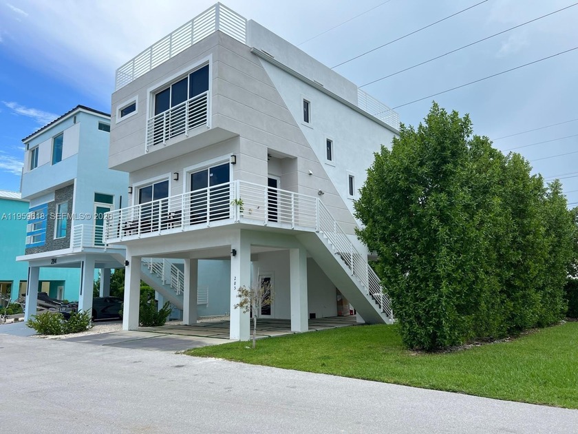 With refined modern architecture, this elegantly Property 3 3 - Beach Home for sale in Key Largo, Florida on Beachhouse.com