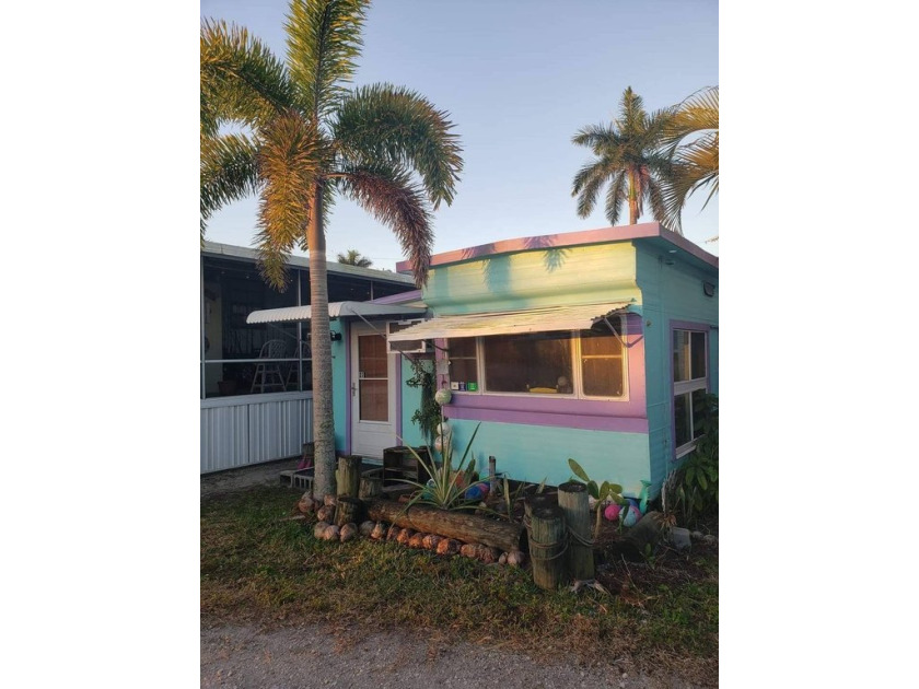 (HOME IS HURRICANE DAMAGED) Yes the Park does allow - Beach Home for sale in Matlacha, Florida on Beachhouse.com