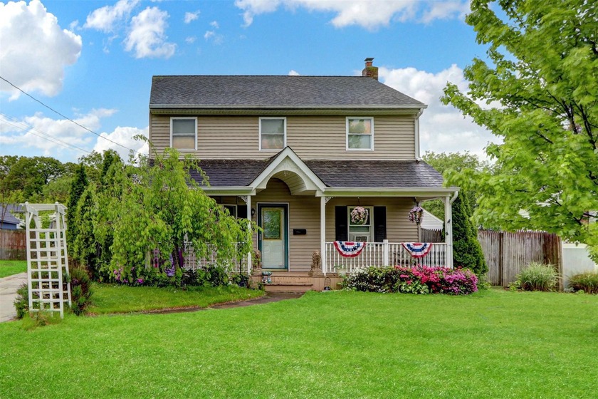 Charming Colonial on Oversized Lot in West Islip School - Beach Home for sale in West Islip, New York on Beachhouse.com