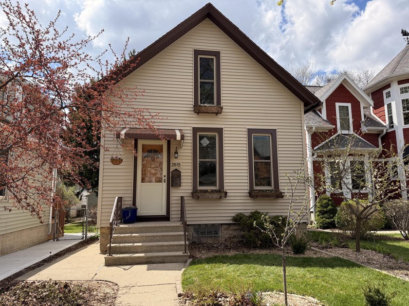 Beautifully updated Bay View home, blocks from the lake, offers - Beach Home for sale in Milwaukee, Wisconsin on Beachhouse.com