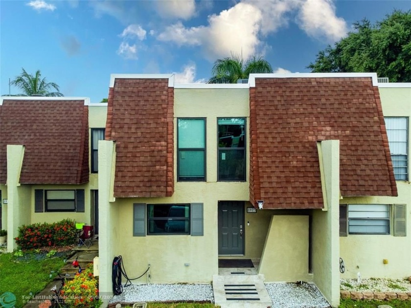 Lake view 2 story townhome great for entertaining, plenty of - Beach Condo for sale in Hollywood, Florida on Beachhouse.com