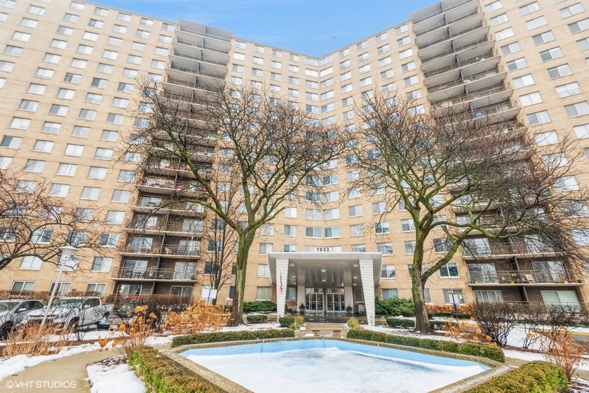 Step into this beautifully renovated 3-bedroom, 2-bath condo - Beach Condo for sale in Chicago, Illinois on Beachhouse.com