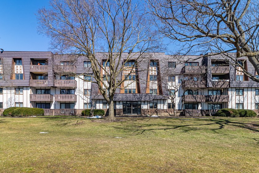 Bright, south-facing and ideally located, this thoughtfully - Beach Condo for sale in Lake Bluff, Illinois on Beachhouse.com