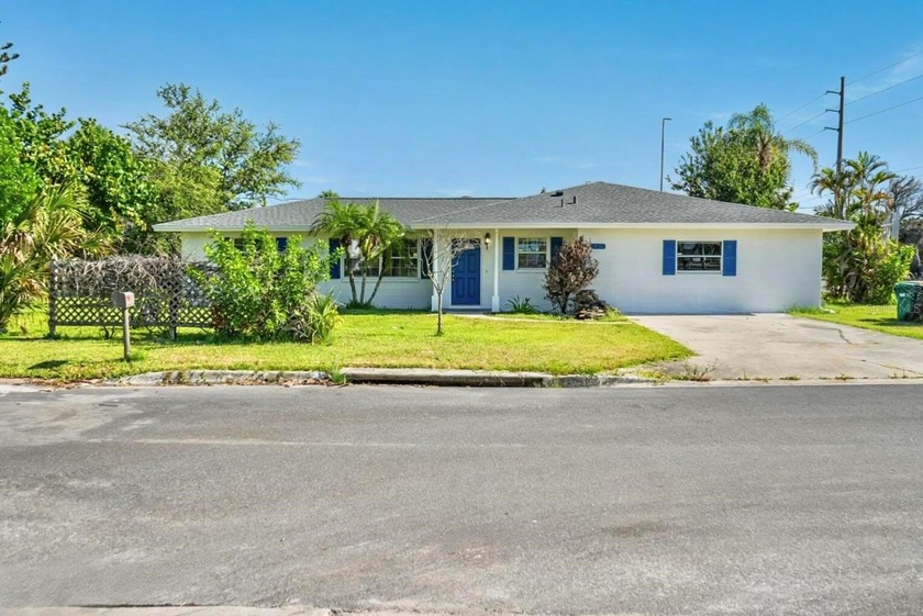 Coastal Living Just 5 Minutes from Englewood Beach! This - Beach Home for sale in Englewood, Florida on Beachhouse.com