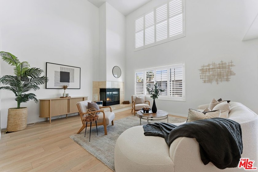 This is the one you've been waiting for. Top-floor, corner 3BR + - Beach Condo for sale in Santa Monica, California on Beachhouse.com