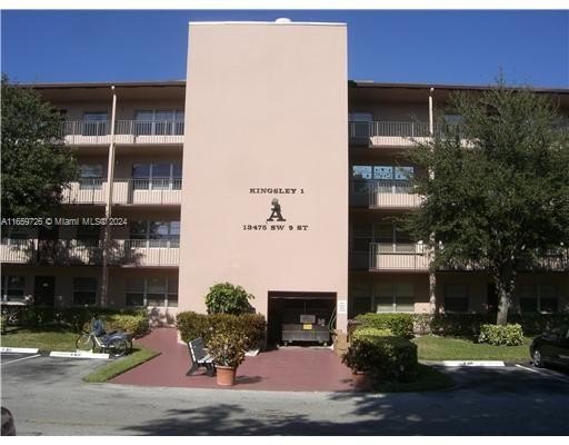 Beautiful 2-Bedroom, 1.5-Bath Condo with Waterfront and Golf - Beach Other for sale in Pembroke Pines, Florida on Beachhouse.com