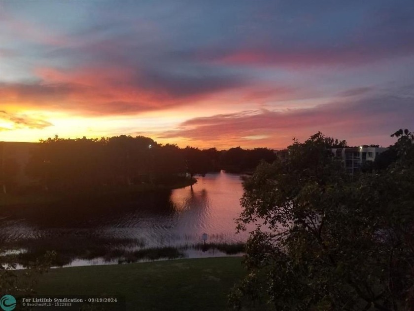 Must see rarely available Top floor 2/2 end unit on the golf - Beach Condo for sale in Davie, Florida on Beachhouse.com