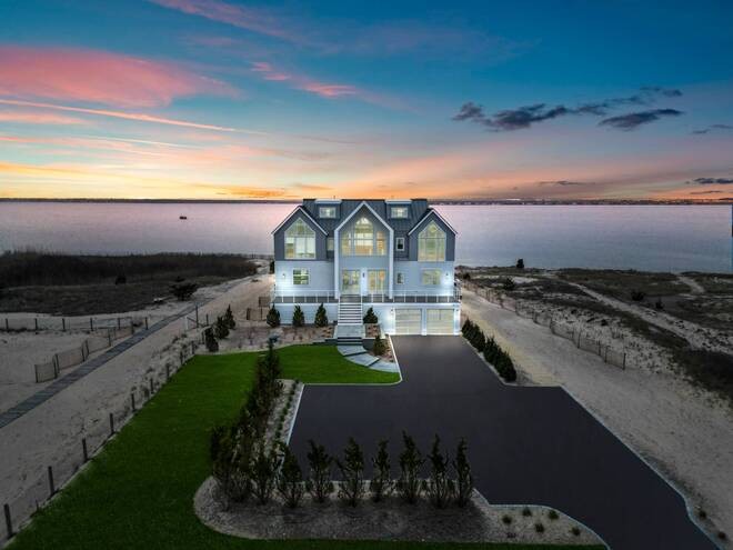 Transcending the notion of a mere home with an exquisite blend - Beach Home for sale in Westhampton Beach, New York on Beachhouse.com
