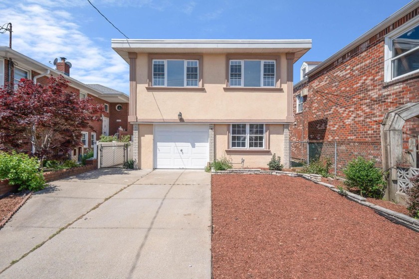 Welcome to this beautifully renovated, waterfront 4-bedroom - Beach Home for sale in Howard Beach, New York on Beachhouse.com
