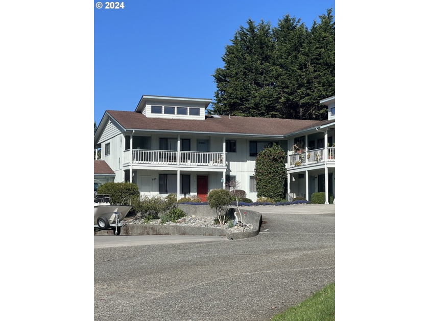 Come view this beautiful upper level unit with ocean peeks from - Beach Home for sale in Brookings, Oregon on Beachhouse.com