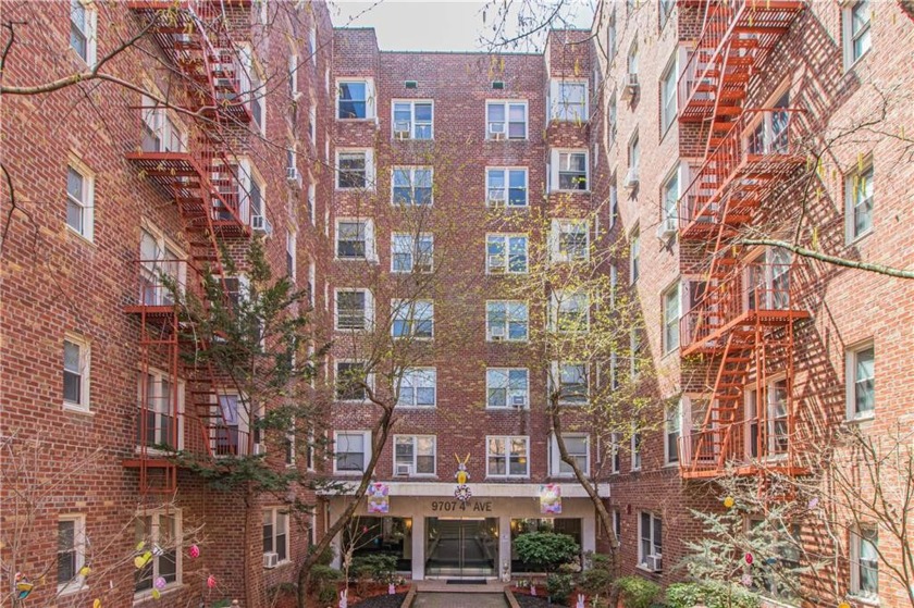 Huge 1 Bedroom co-op in this meticulously maintained Doorman - Beach Apartment for sale in Brooklyn, New York on Beachhouse.com