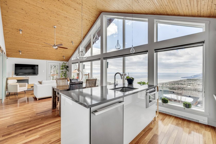 Vues spectaculaires sur les pentes du Massif de Charlevoix et le - Beach Home for sale in Petite-Rivière-Saint-FrançOis, Quebec on Beachhouse.com