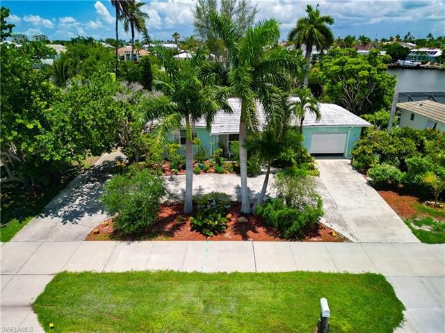 Come take a look at this beautiful waterfront property, it is a - Beach Home for sale in Marco Island, Florida on Beachhouse.com