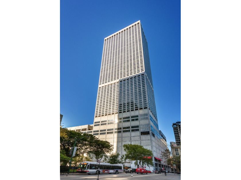 Stunning high-floor luxury residence with sweeping lake views in - Beach Condo for sale in Chicago, Illinois on Beachhouse.com