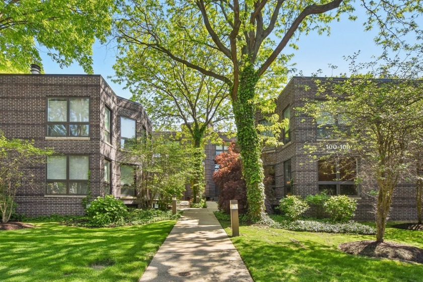 Easy to show! Just steps from Lake Michigan and the beach, this - Beach Townhome/Townhouse for sale in Evanston, Illinois on Beachhouse.com