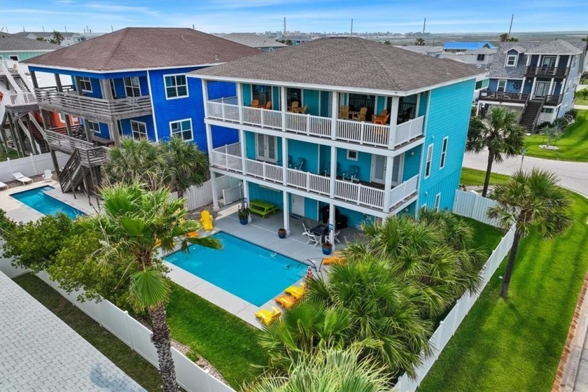 GULF VIEWS, RESIDENTIAL ELEVATOR, RESORT POOL!! Say hello to 694 - Beach Home for sale in Port Aransas, Texas on Beachhouse.com