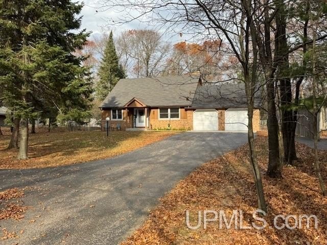 Don't miss this Lake Bluff gem!  Experience golf course living - Beach Home for sale in Gladstone, Michigan on Beachhouse.com