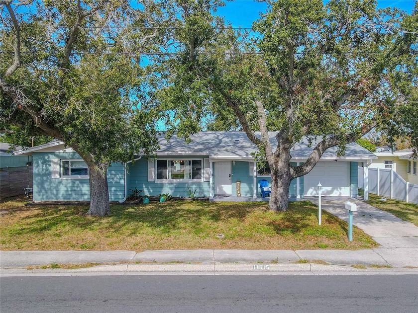 Welcome to this Ridgewood Groves 3 Bedroom 1.5 bath Home in - Beach Home for sale in Seminole, Florida on Beachhouse.com