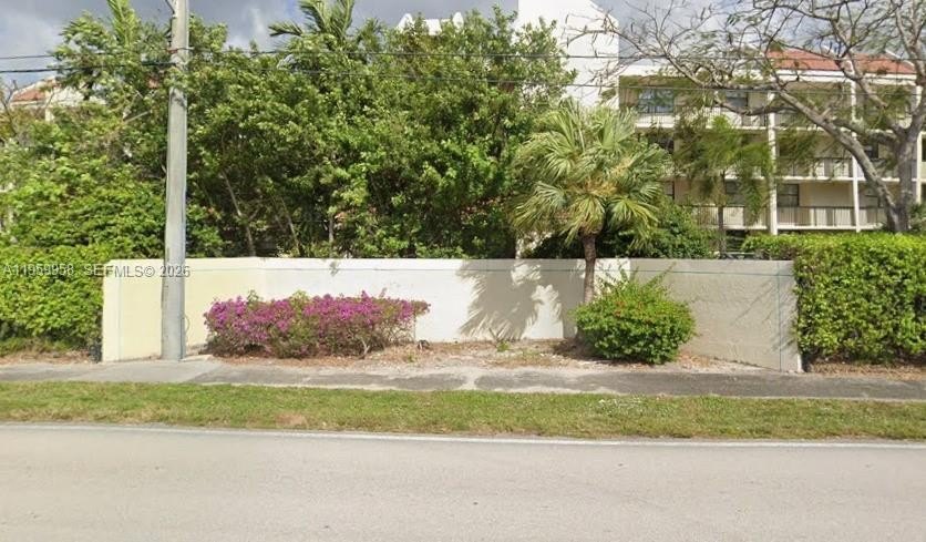 Beautiful 2-bedroom, 2-bath lakefront residence offering serene - Beach Condo for sale in Oakland Park, Florida on Beachhouse.com