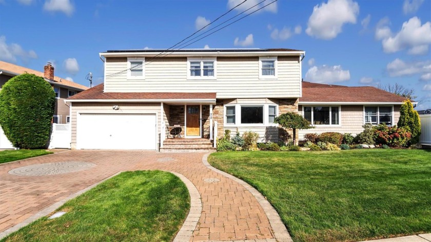 Welcome to Your Dream Home at 72 Tidewater Avenue, Massapequa! - Beach Home for sale in Massapequa, New York on Beachhouse.com