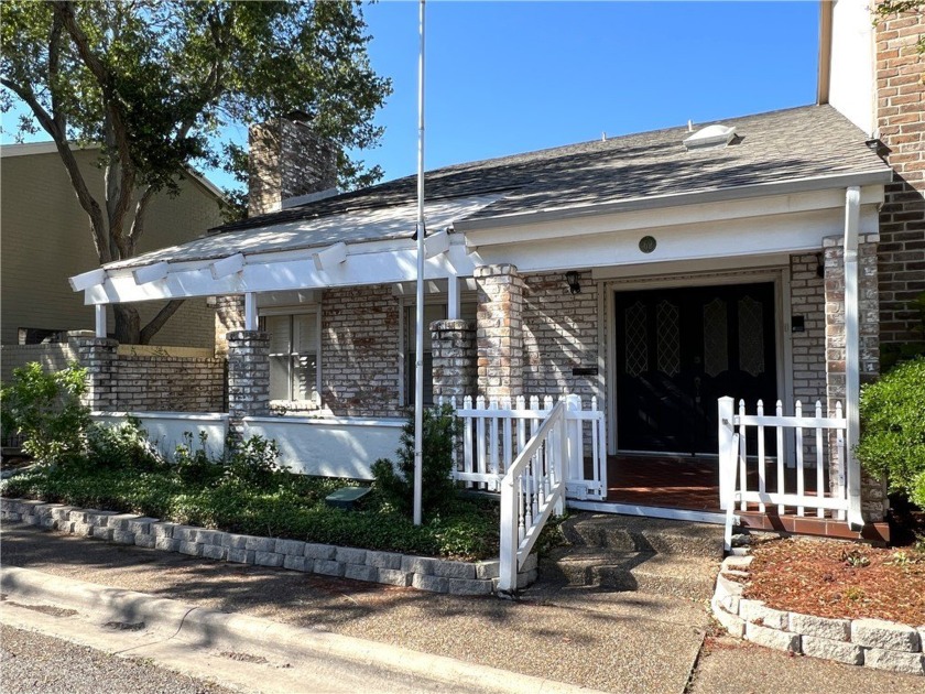 This spacious 3 bedroom, 2 1/2 bath home townhome in the lovely - Beach Townhome/Townhouse for sale in Corpus Christi, Texas on Beachhouse.com