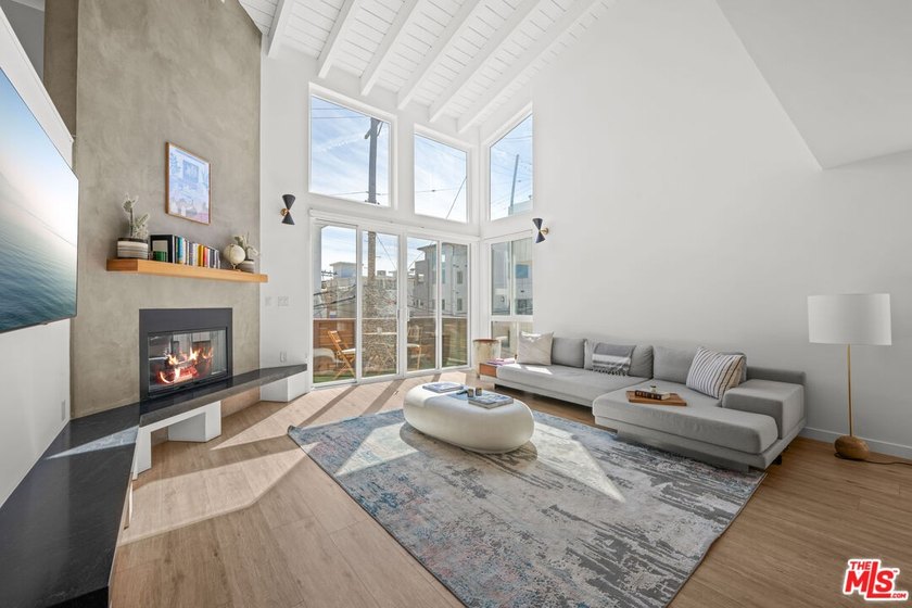 Live the Marina Peninsula beach lifestyle steps from the sand in - Beach Condo for sale in Marina Del Rey, California on Beachhouse.com